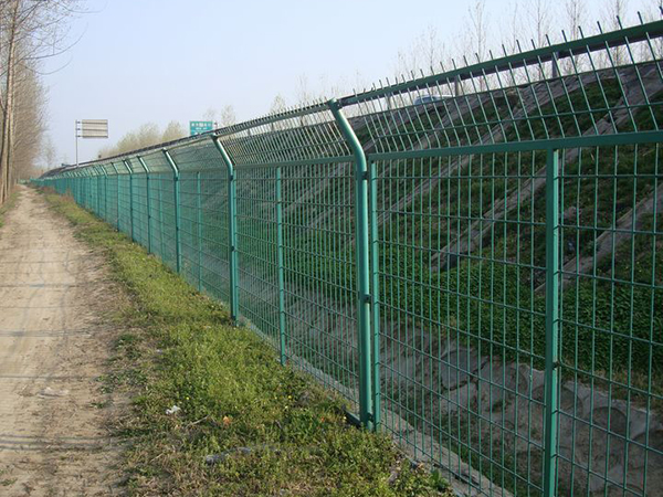 鐵絲網(wǎng)隔離柵圖片1