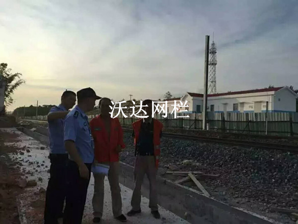 湖北贛鐵路客專(zhuān)刺絲滾籠項(xiàng)目工程圖片2