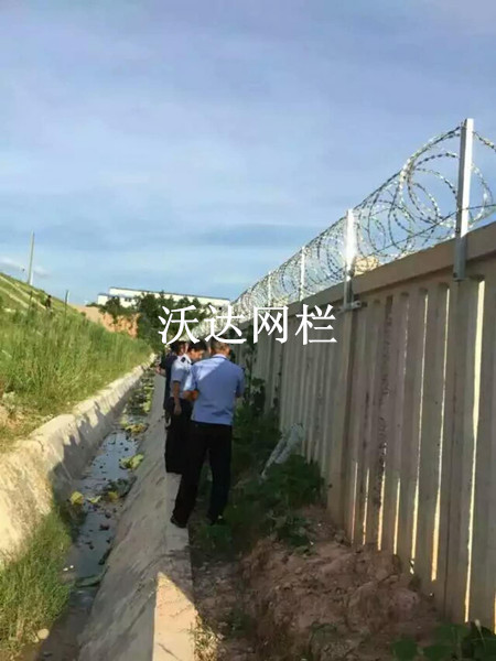 湖北贛鐵路客專(zhuān)刺絲滾籠項(xiàng)目工程圖片4