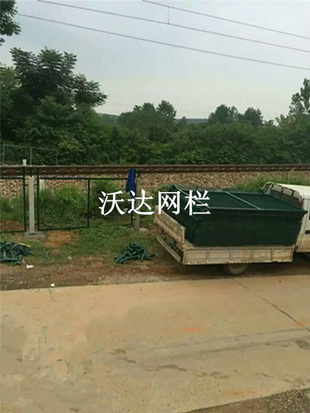 湖北滬昆鐵路貴州段防護(hù)柵欄護(hù)欄網(wǎng)項(xiàng)目圖片3
