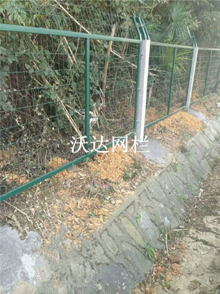湖北滬昆鐵路貴州段防護(hù)柵欄護(hù)欄網(wǎng)項(xiàng)目圖片4